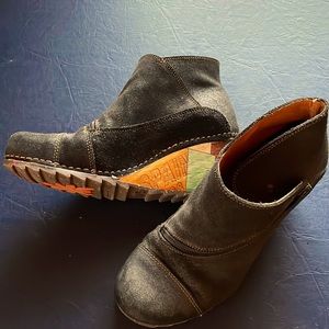 ART stylish and unique ankle boots. Size 9 (Eur 40).